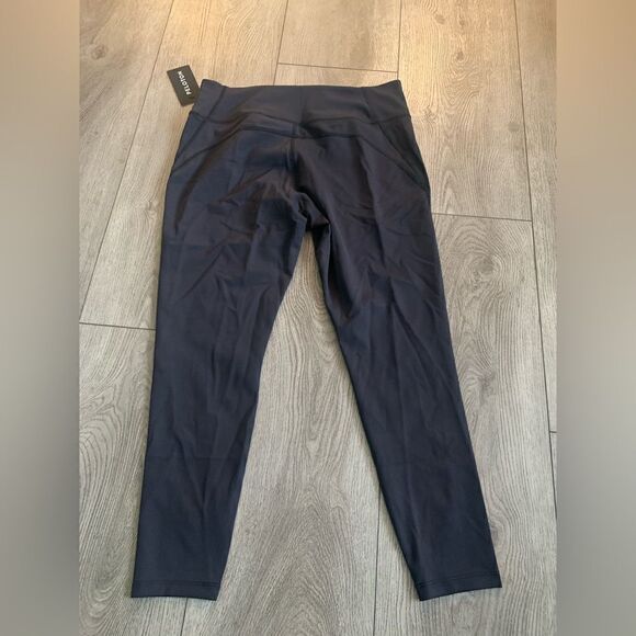 Peloton woman’s leggings very comfortable - Picture 2 of 4